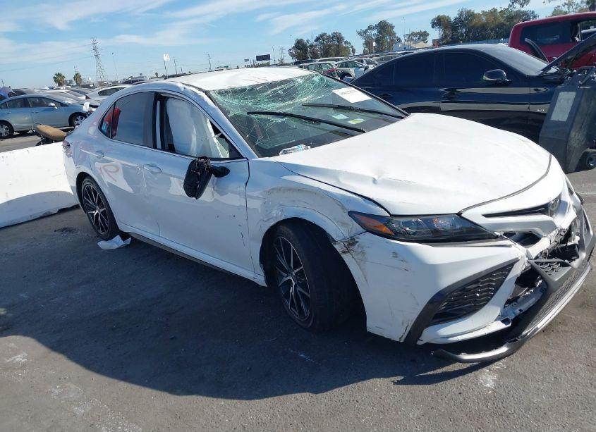 2021 Toyota Camry SE (VIN 4T1G11AK6MU418638) main photo