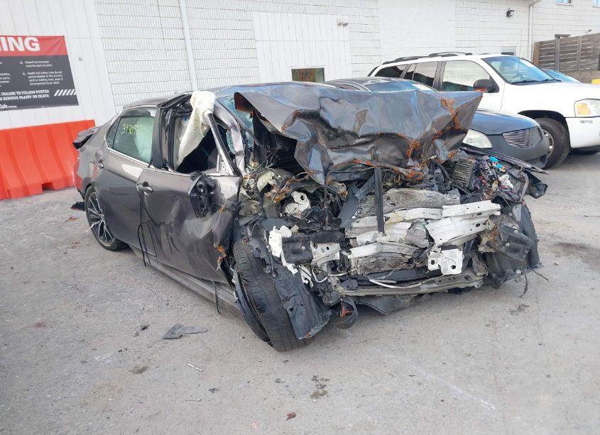 2021 Toyota Camry SE (VIN 4T1G11AK6MU444558) main photo