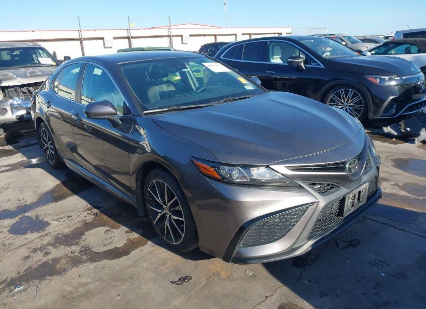 2021 Toyota Camry SE (VIN 4T1G11AK6MU512583) main photo