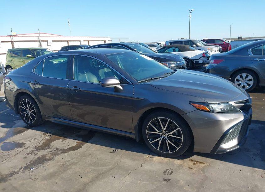 Photo 13 of 2021 Toyota Camry SE (VIN 4T1G11AK6MU512583)