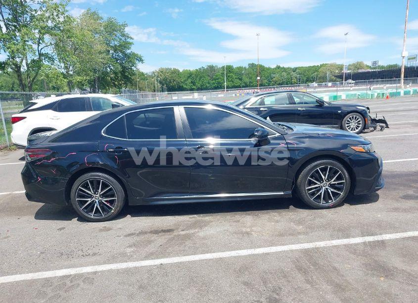 Photo 13 of 2021 Toyota Camry SE (VIN 4T1G11AK6MU516682)