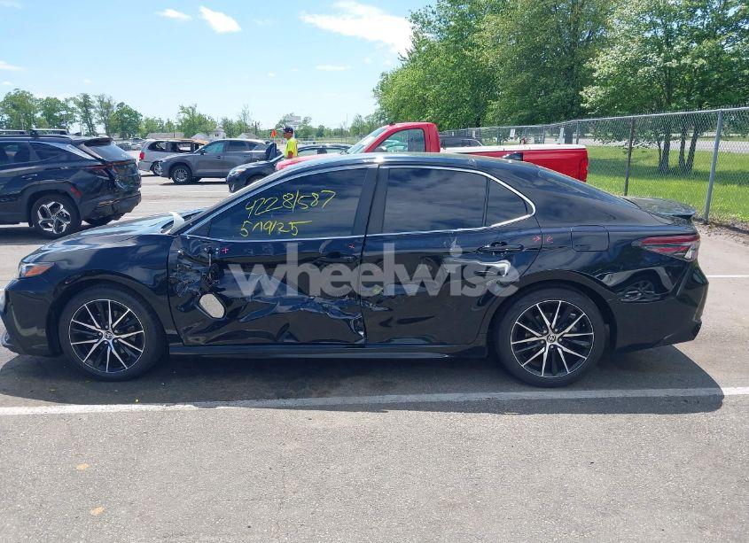 Photo 14 of 2021 Toyota Camry SE (VIN 4T1G11AK6MU516682)