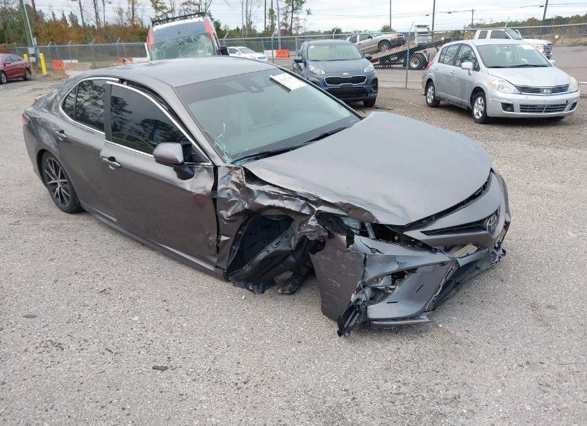 2021 Toyota Camry SE (VIN 4T1G11AK6MU596811) main photo