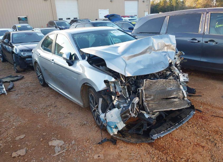 2022 Toyota Camry SE (VIN 4T1G11AK6NU028625) main photo