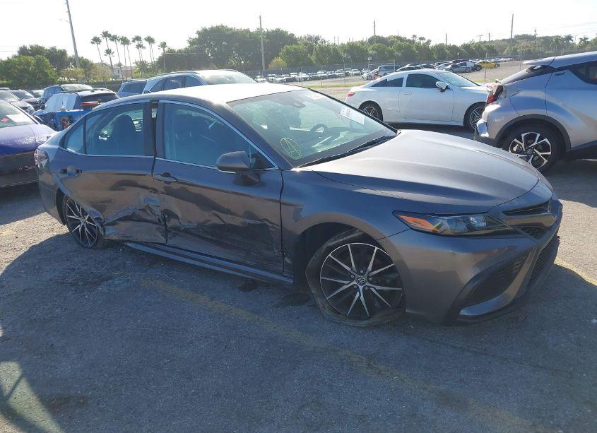 2022 Toyota Camry SE (VIN 4T1G11AK6NU499366) main photo