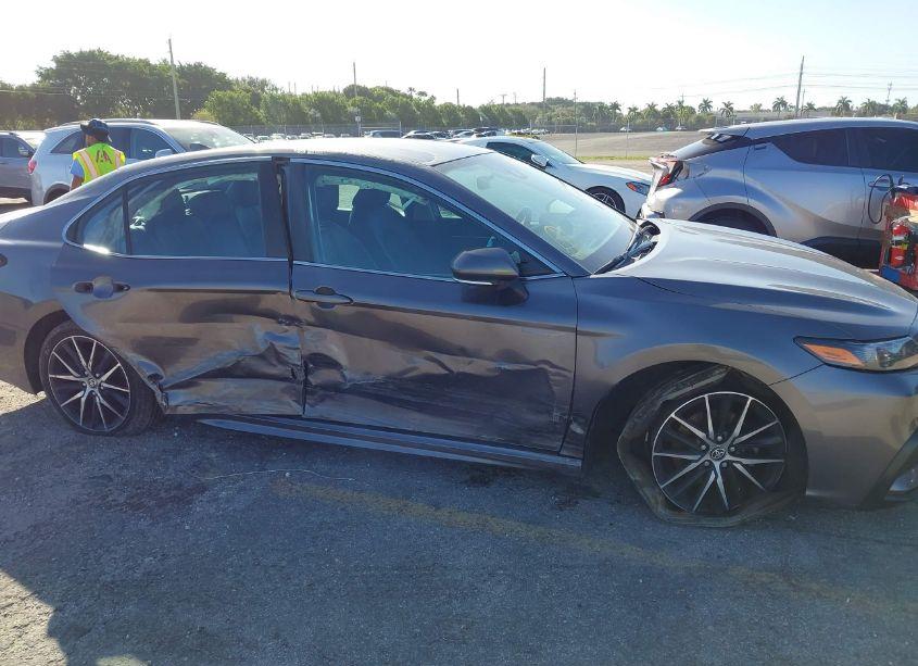 Photo 6 of 2022 Toyota Camry SE (VIN 4T1G11AK6NU499366)