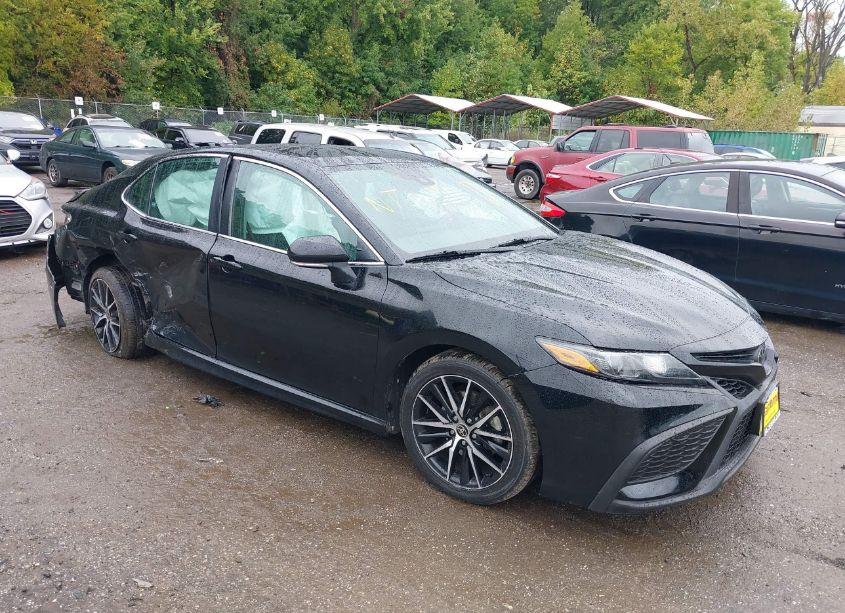2022 Toyota Camry SE (VIN 4T1G11AK6NU622230) main photo