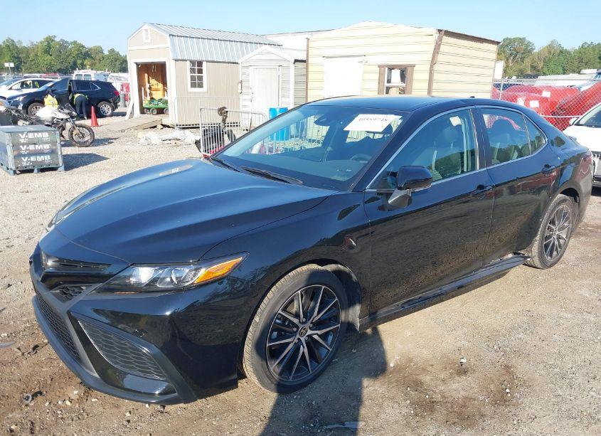 Photo 2 of 2022 Toyota Camry SE (VIN 4T1G11AK6NU715832)
