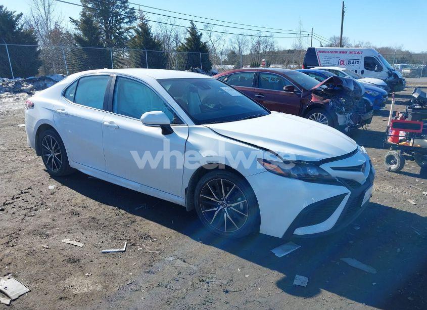 2024 Toyota Camry SE (VIN 4T1G11AK6RU192611) main photo