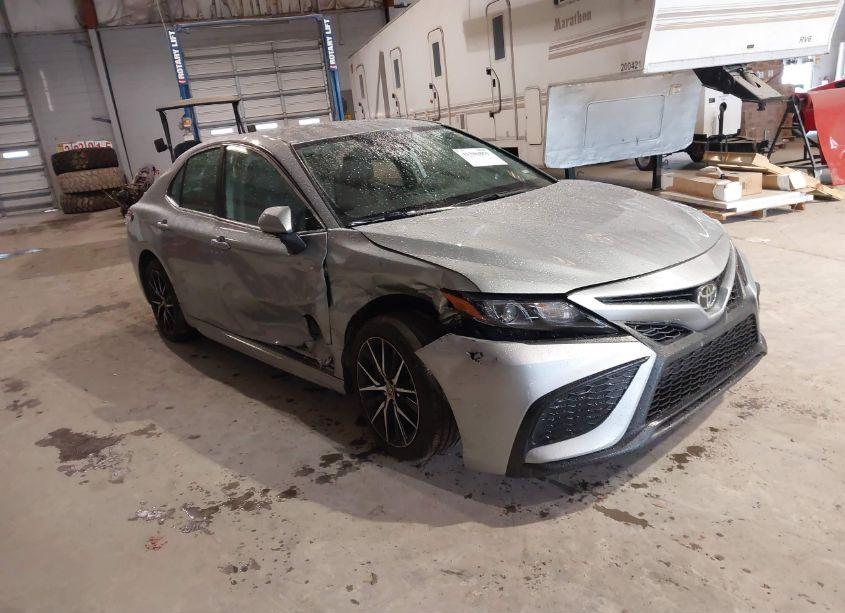 2024 Toyota Camry SE (VIN 4T1G11AK6RU197033) main photo