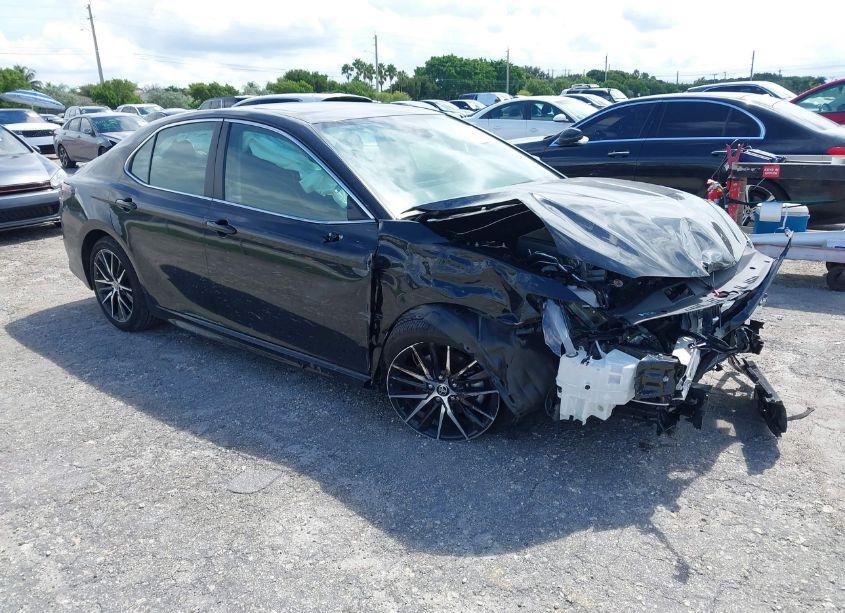 2024 Toyota Camry SE (VIN 4T1G11AK6RU228037) main photo