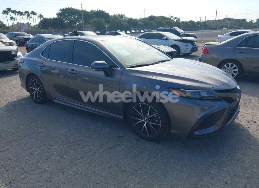 2024 Toyota Camry SE (VIN 4T1G11AK6RU861413) main photo