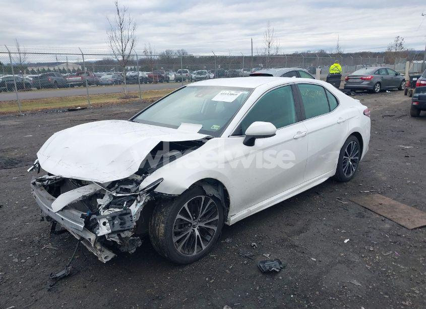 Photo 2 of 2020 Toyota Camry SE (VIN 4T1G11AK7LU333340)