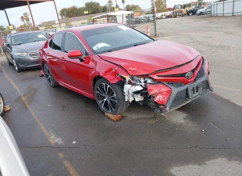 2020 Toyota Camry SE (VIN 4T1G11AK7LU334620) main photo