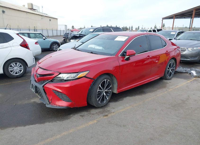Photo 2 of 2020 Toyota Camry SE (VIN 4T1G11AK7LU334620)