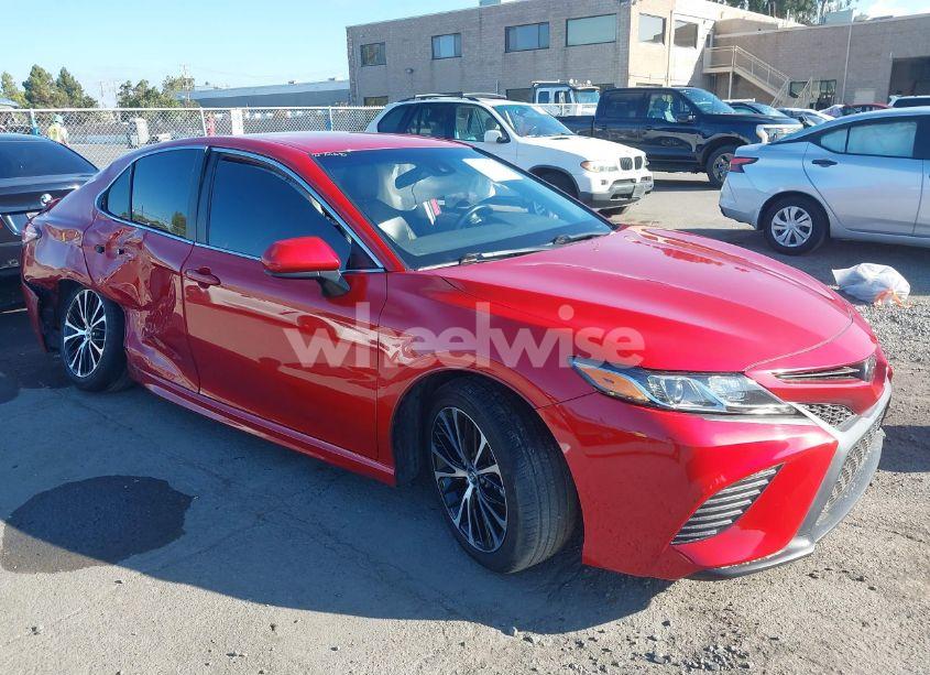 2020 Toyota Camry SE (VIN 4T1G11AK7LU354639) main photo