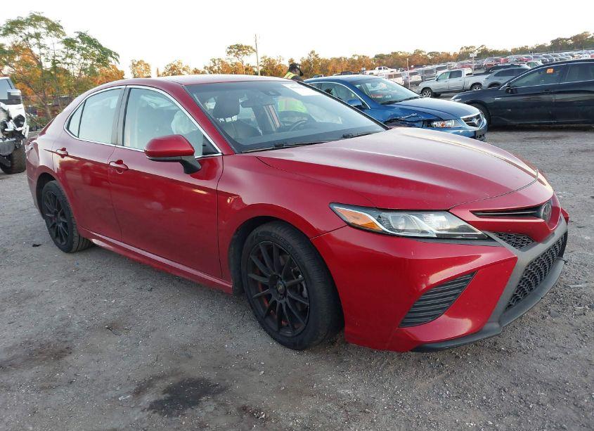 2020 Toyota Camry SE (VIN 4T1G11AK7LU395840) main photo