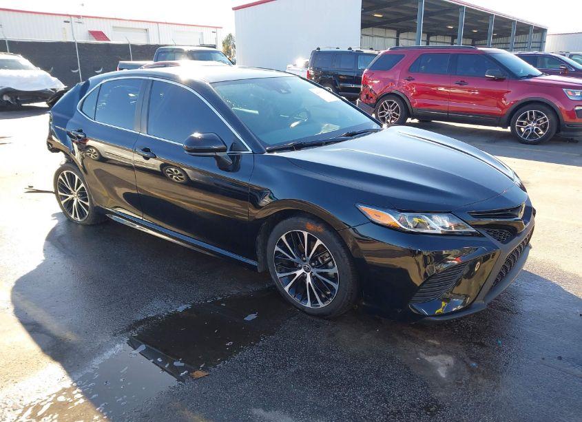 2020 Toyota Camry SE (VIN 4T1G11AK7LU503714) main photo