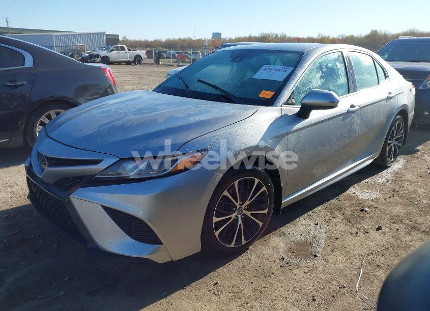 Photo 2 of 2020 Toyota Camry SE (VIN 4T1G11AK7LU873268)