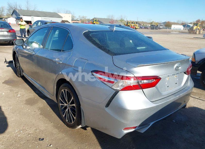 Photo 3 of 2020 Toyota Camry SE (VIN 4T1G11AK7LU873268)