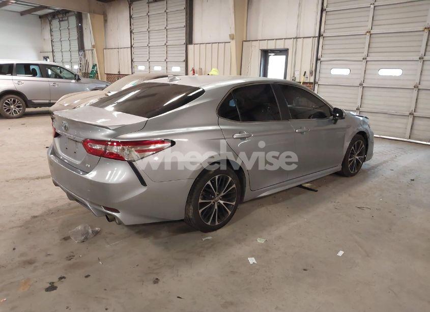 Photo 4 of 2020 Toyota Camry SE (VIN 4T1G11AK7LU876977)