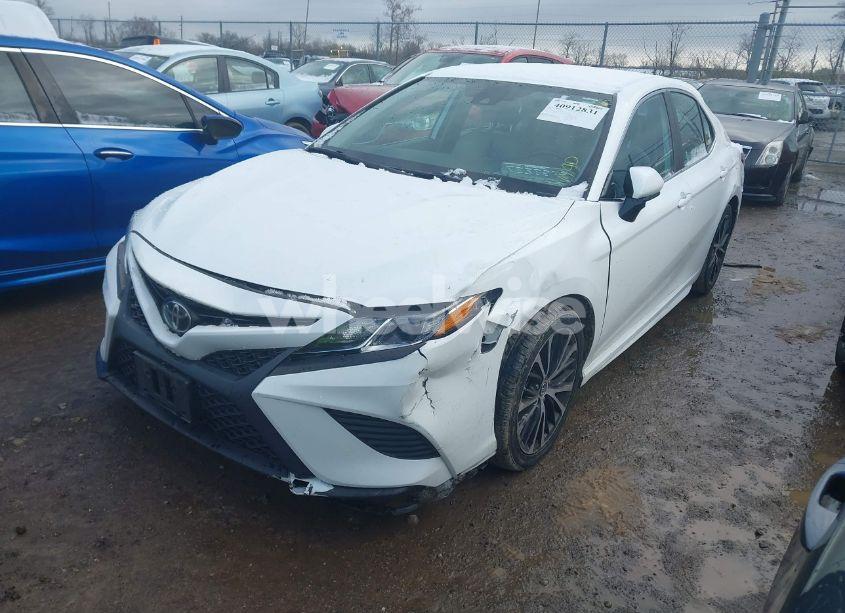 Photo 2 of 2020 Toyota Camry SE (VIN 4T1G11AK7LU917155)