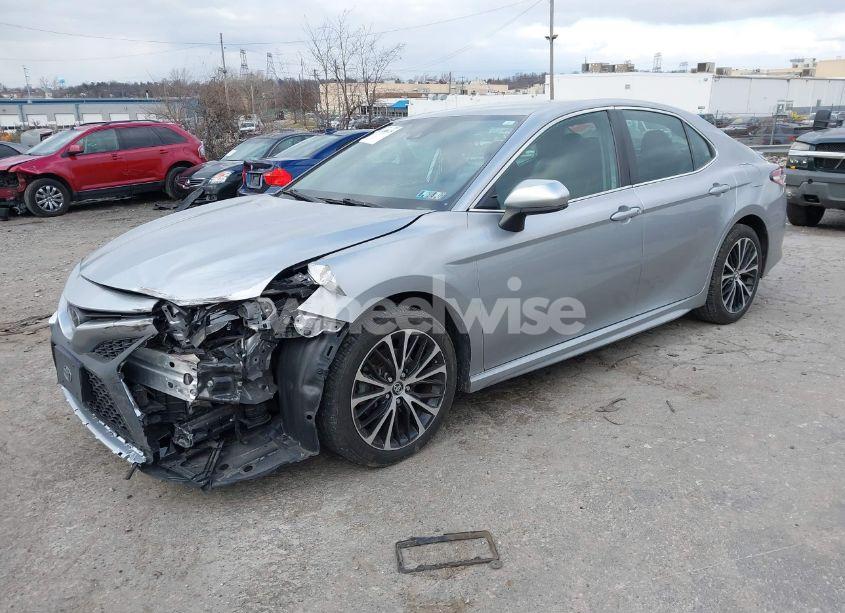 Photo 2 of 2020 Toyota Camry SE (VIN 4T1G11AK7LU922985)