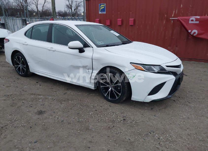 2020 Toyota Camry SE (VIN 4T1G11AK7LU939737) main photo