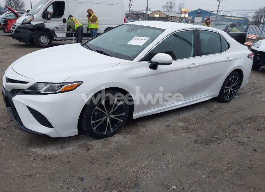 Photo 2 of 2020 Toyota Camry SE (VIN 4T1G11AK7LU939737)