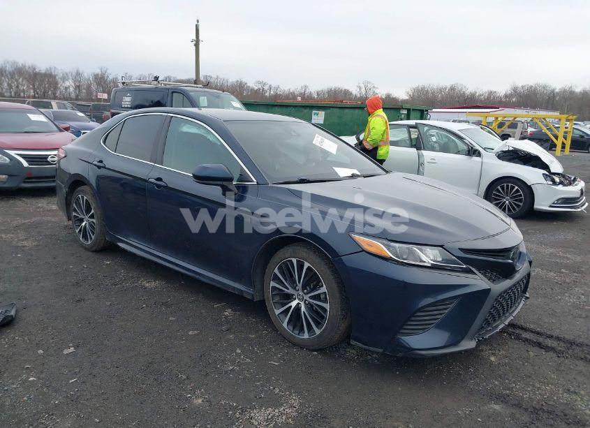 2020 Toyota Camry SE/SE NIGHTSHADE EDITION (VIN 4T1G11AK7LU947532) main photo