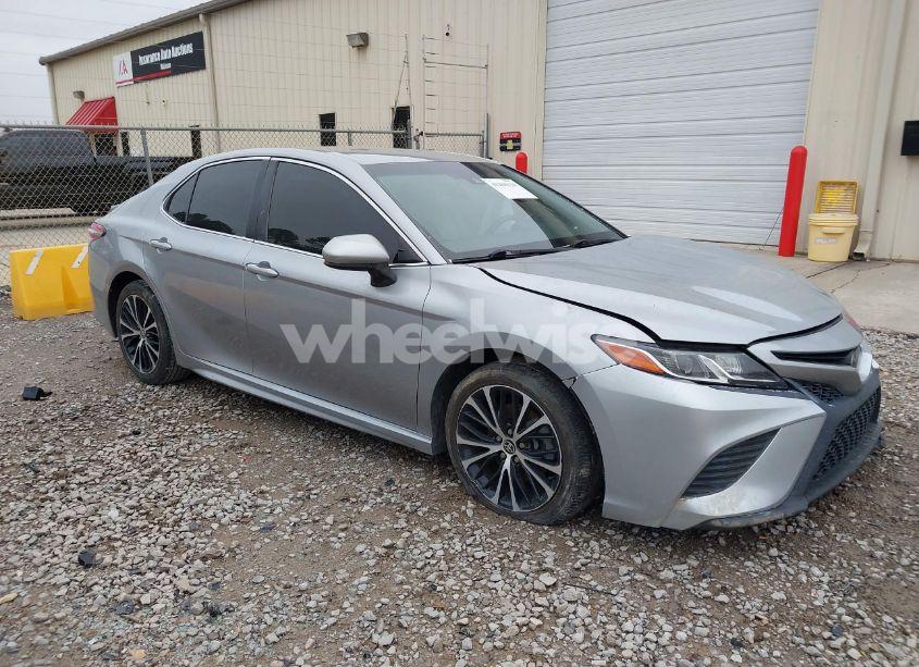 2020 Toyota Camry SE (VIN 4T1G11AK7LU947594) main photo