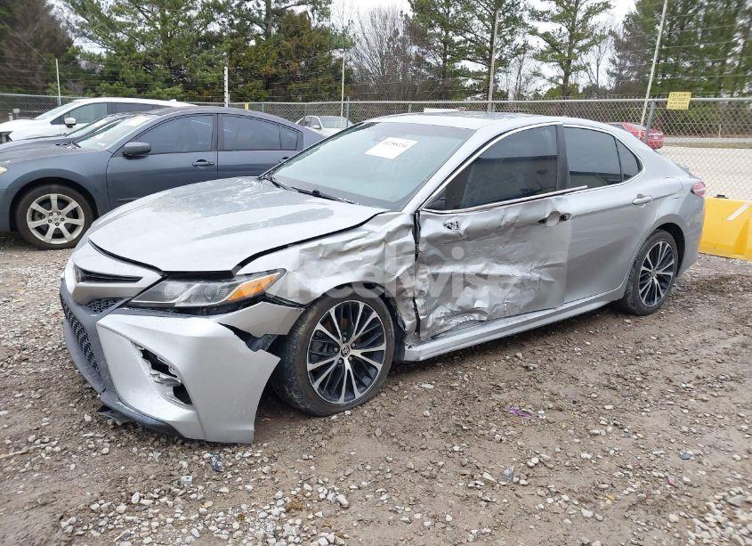 Photo 2 of 2020 Toyota Camry SE (VIN 4T1G11AK7LU947594)
