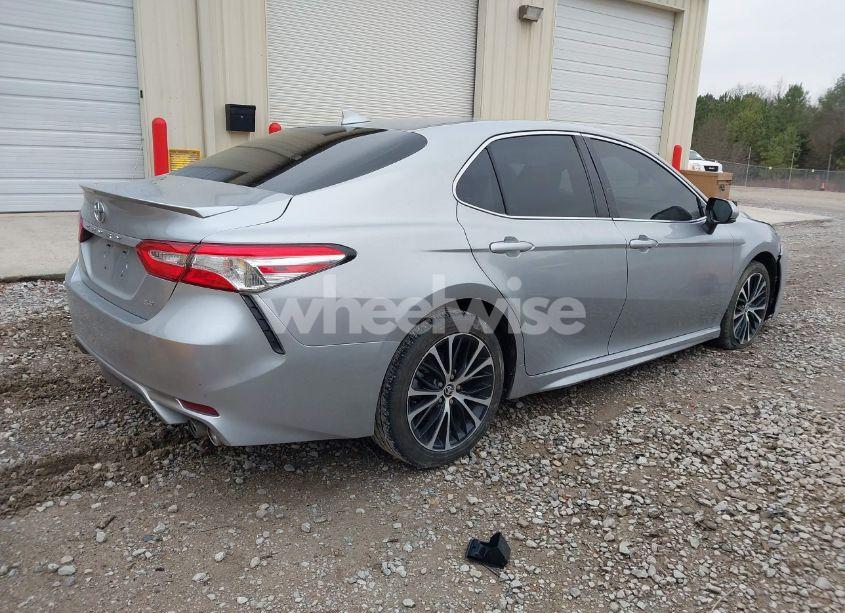 Photo 4 of 2020 Toyota Camry SE (VIN 4T1G11AK7LU947594)