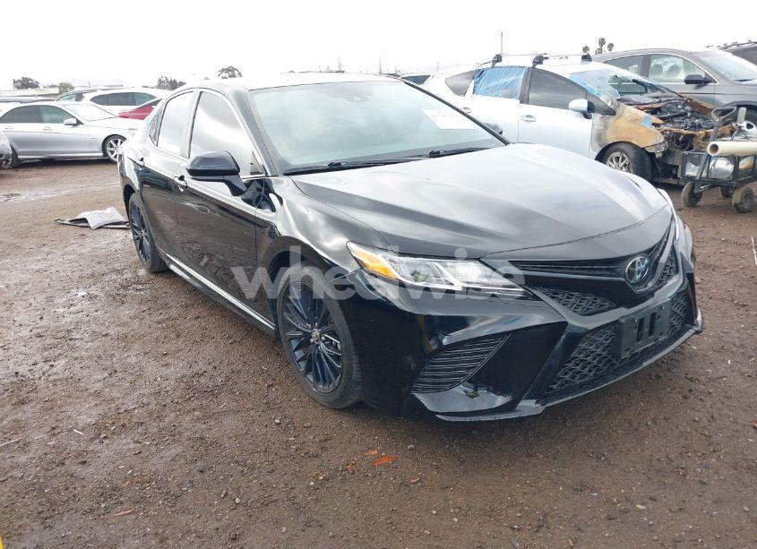 2020 Toyota Camry SE (VIN 4T1G11AK7LU976660) main photo