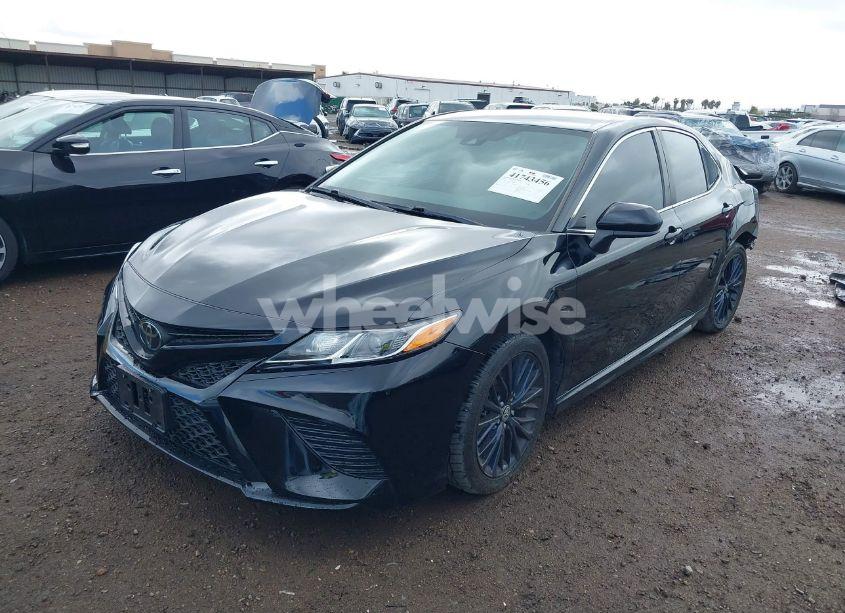 Photo 2 of 2020 Toyota Camry SE (VIN 4T1G11AK7LU976660)
