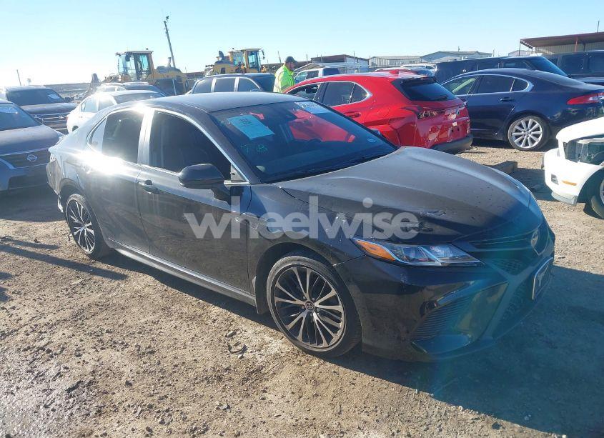 2020 Toyota Camry SE (VIN 4T1G11AK7LU986010) main photo