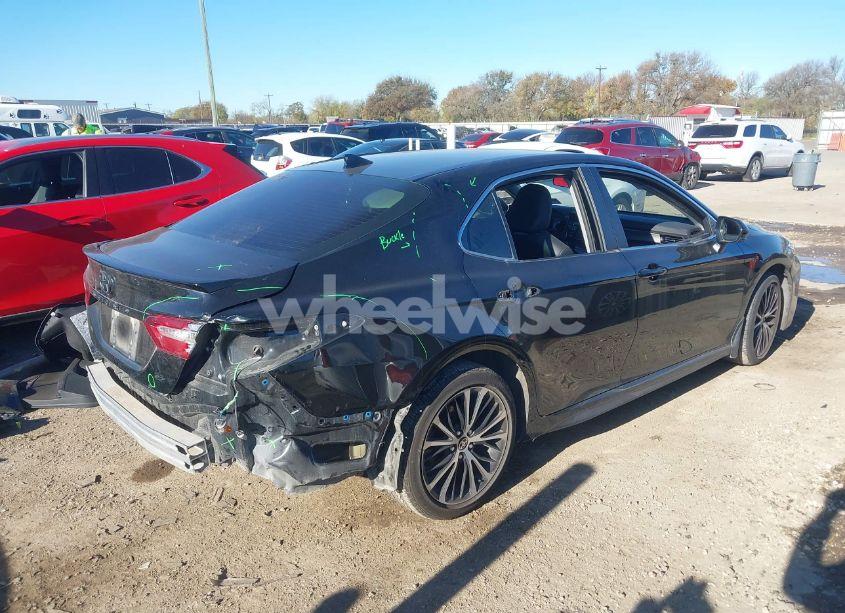 Photo 4 of 2020 Toyota Camry SE (VIN 4T1G11AK7LU986010)