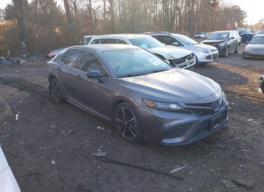 2021 Toyota Camry SE (VIN 4T1G11AK7MU414839) main photo