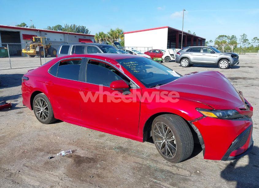 2021 Toyota Camry SE (VIN 4T1G11AK7MU420205) main photo