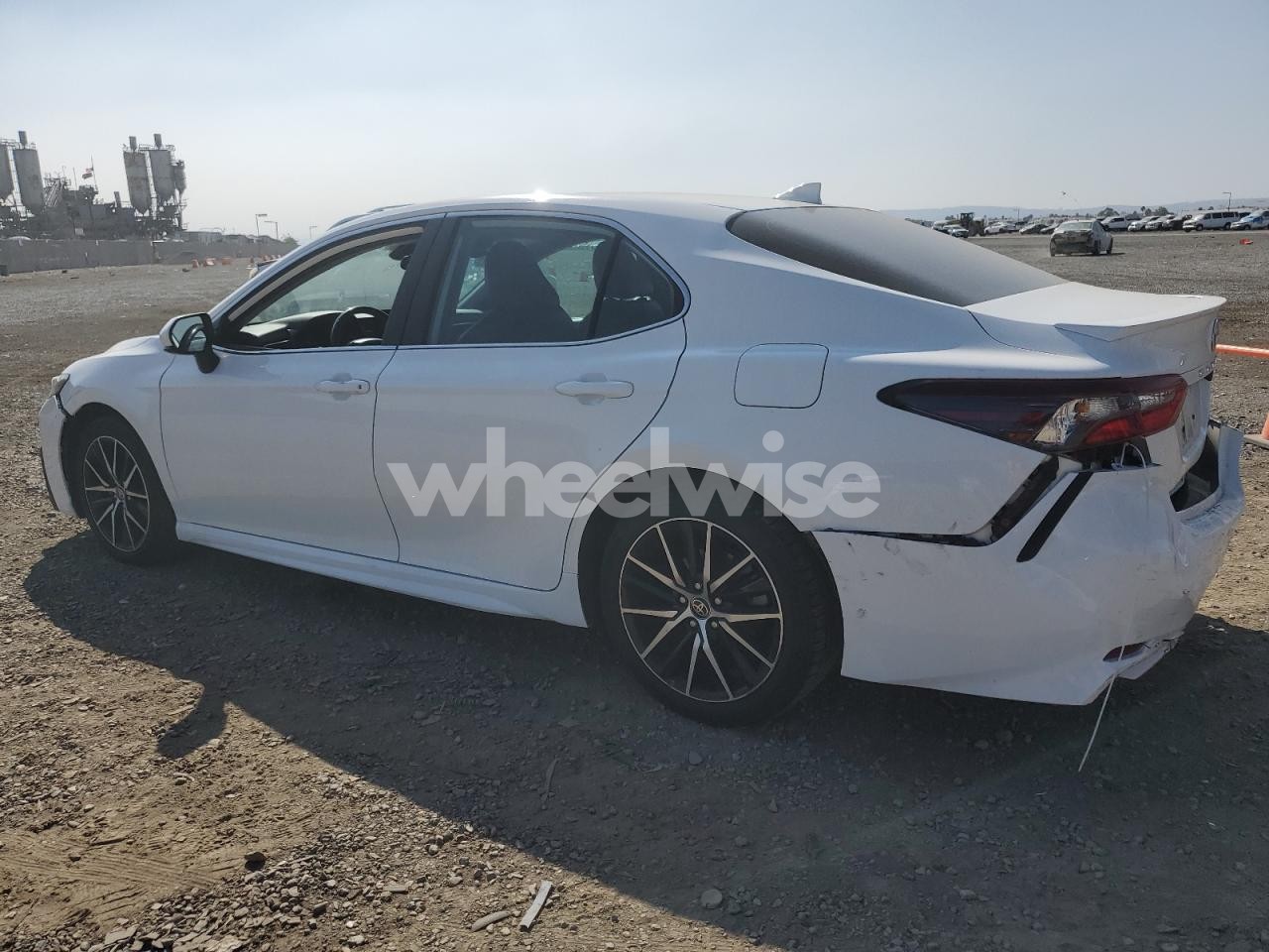 Photo 2 of 2021 TOYOTA CAMRY SE (VIN 4T1G11AK7MU436839)
