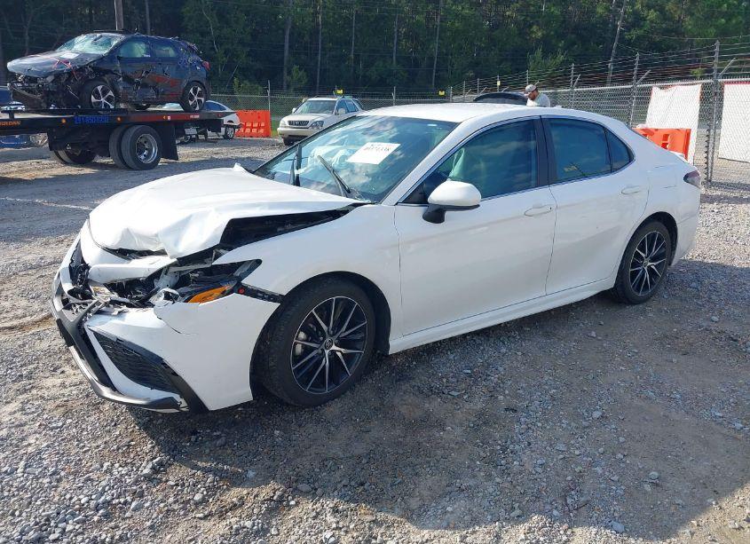 Photo 2 of 2021 Toyota Camry SE (VIN 4T1G11AK7MU515945)