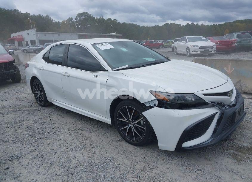 2021 Toyota Camry SE (VIN 4T1G11AK7MU588202) main photo