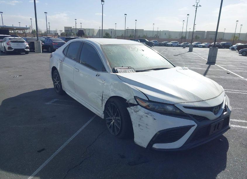 2021 Toyota Camry SE (VIN 4T1G11AK7MU608187) main photo