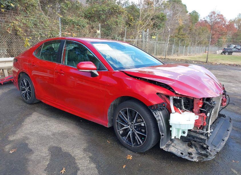 2022 Toyota Camry SE (VIN 4T1G11AK7NU025670) main photo