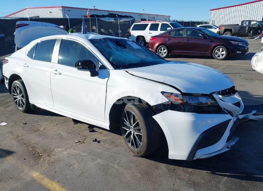 2022 Toyota Camry SE (VIN 4T1G11AK7NU623645) main photo
