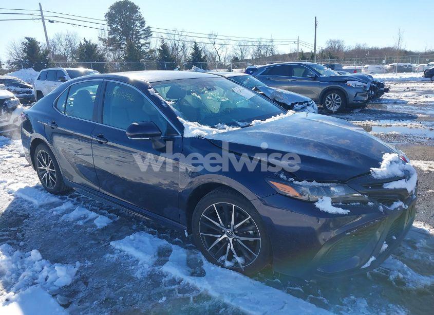 2022 Toyota Camry SE (VIN 4T1G11AK7NU637447) main photo