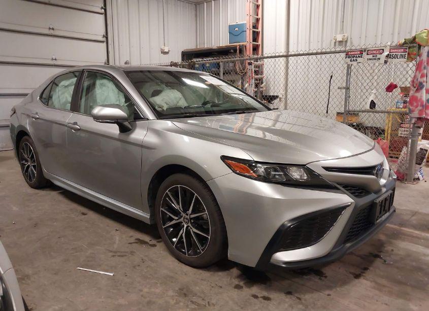 2022 Toyota Camry SE (VIN 4T1G11AK7NU702930) main photo