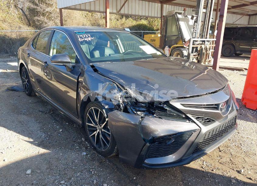 2024 Toyota Camry SE (VIN 4T1G11AK7RU196568) main photo