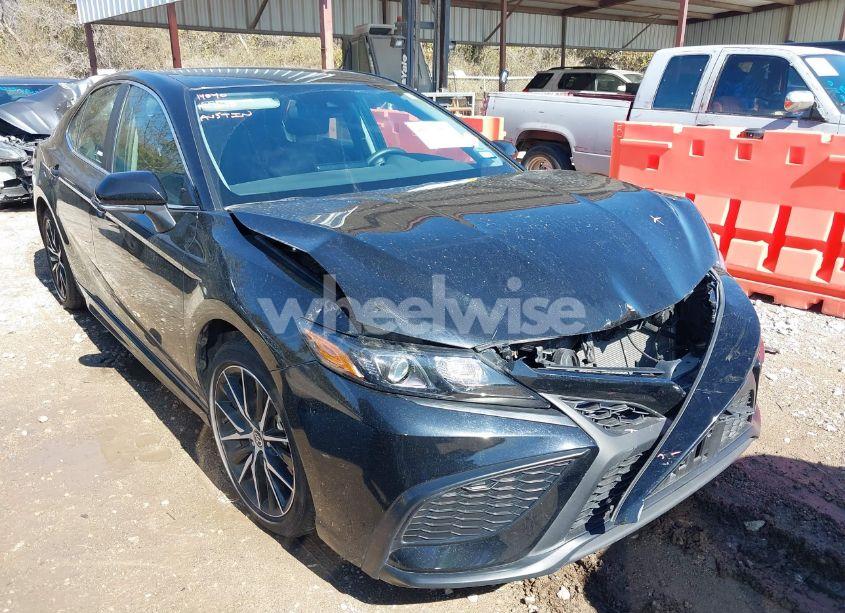 2024 Toyota Camry SE (VIN 4T1G11AK7RU242240) main photo