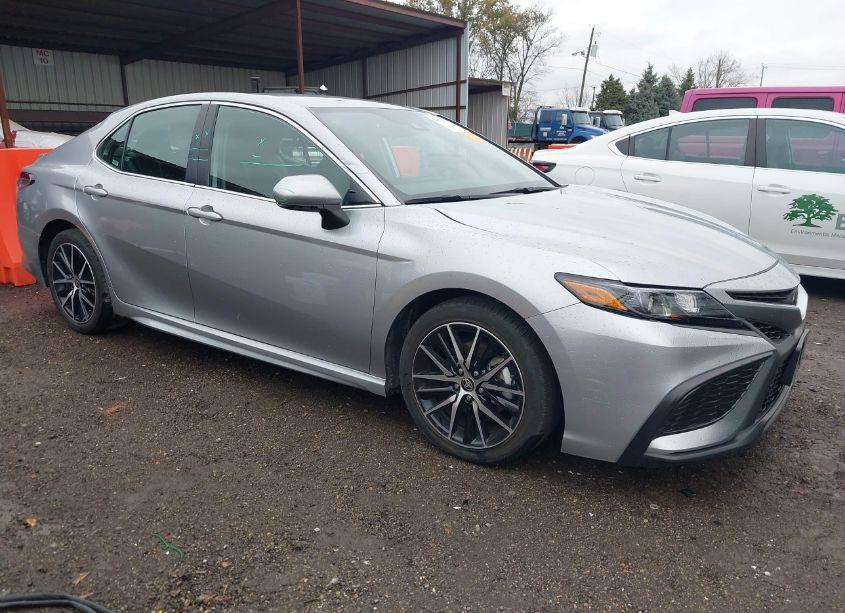 2024 Toyota Camry SE (VIN 4T1G11AK7RU891147) main photo